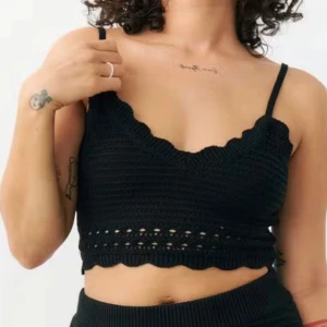 Svart stickad croppad topp Gina Tricot - Superfin croppad stickad topp i svart från Gina Tricot i storlek xs. Använd ett fåtal gånger. Slutsåld på hemsidan