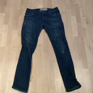 Jacob Cohën mörkblå jeans - Snygga mörkblå jeans från Jacob Cohën med klassisk femficksdesign och diskreta slitningar. Skräddarsydd känsla och exklusivt tyg, handgjorda med italienskt hantverk. Perfekt passform och stilrena detaljer, passar dig som vill ha något extra. Enda dåliga är att höger fikan kan inte användas för att de har hål i sig. Går att fixa har ba inte pallat. Skriv ifall du har några andra funderingar! Ny pris över 5500.