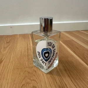 Trendig unisexparfym från Paris - Unik och modern parfym med cool design från Etat Libre d'Orange. Flaskan har en utgångsdatum 2023-10-04 och är tillverkad i Frankrike. Perfekt för dig som vill sticka ut med något annorlunda.