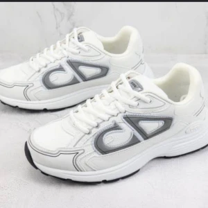 Vita skor b30 - Vita snygga skor med en CD logga bra kvalité och sköna 