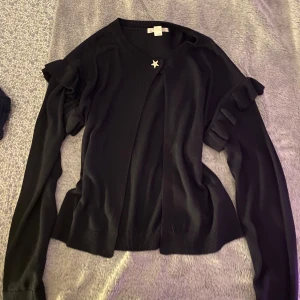  marinblå kofta - Säljer en jättesöt kofta från Gina tricot i storlek 158/164 men kan också passa dom som har storlek xxs eller xs🩷