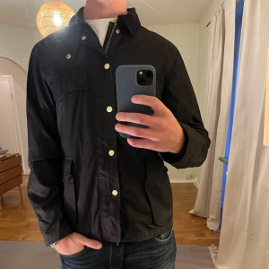 Svart Fieldjacka These Glory Days - Säljer denna sjukt snygga fieldjackan från These Glory Days⭐️ Färgen är svart och storleken är M✅ Den har inga defekter och skicket är utomordentligt🙌🤝 Sjukt najs passform och passar perfekt till hösten🍁🙌 Tveka inte på att höra av er dig vid minsta fråga eller fundering😊