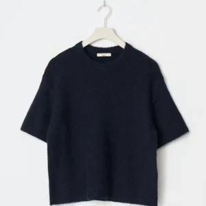 Mörkblå stickad tröja - Säljer en mörkblå stickad tröja från Gina Tricot med kort ärm och rund halsringning. Tröjan har en boxig, lite loose passform och är gjord i mjukt material som känns lyxigt. Perfekt för lager på lager eller som statement-piece till jeans. Endast använd fåtal gånger, som ny. Hör av för fler bilder så fixar jag🥰