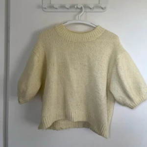 Gul stickad tröja med trekvarts-ärm - Mysig gul stickad tröja med rund halsringning och trekvarts-ärmar. Perfekt nu till hösten😍 skriv om ni har några frågor🙌 den är ganska nopprig, men annars i fint skick utan fläckar. 