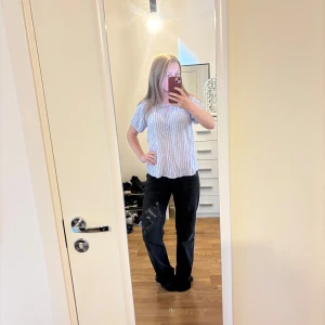 Randig blus - En ljusblå och vit randig blus från Amelie & Me, säljer då den ej kommer till användning. Storlek M, men den passar på mig som vanligtvis har S 💞