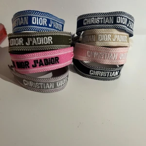Armband  - Snygga armband, har i 8 olika färger! Skriv så kan vi lösa ett till dig, justerbar!