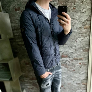 Stone Island Jacka - Mycket fint skick, jackan har tappar lite dun men annars toppskick. Storlek S/170 passar dig som är mellan 173-183cm. Nypris ca 7000kr. Modellen är 185 cm, 79 kg. Passar bra nu till höst/vinter. Självklart äkta, qr kod finns som verifierar äktheten! Skriv för mer information!🤝