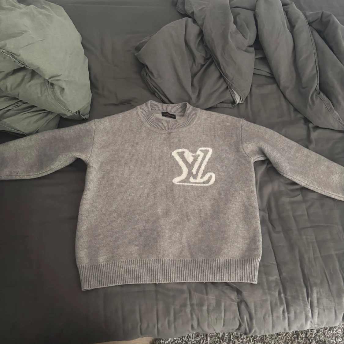 Grå stickad tröja Louis Vuitton