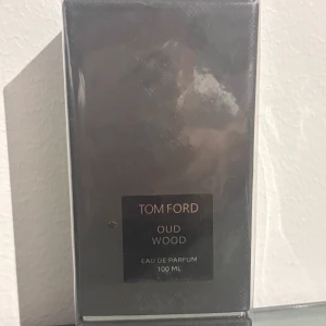 Tom Ford Oud Wood 100ml - Tom Ford Oud Wood Eau de Parfum, 100 ml.  Är en parfym samlare som gillar och samla på sig parfymer, oud Wood är en Elegant parfym av märket Tom Ford, helt ny oöppnad så klart. Perfekt nu för den kyliga hösten.Kvitto finns tyvärr ej,fick den som present. Lost and cherry finns kvitto på. Ny pris på Tom Ford 3849 kr  