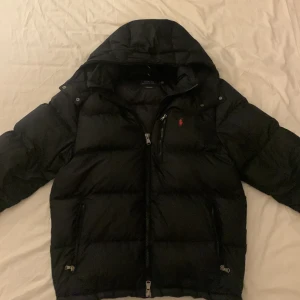 Svart dunjacka från Polo Ralph Lauren - Säljer en svart dunjacka från Polo Ralph Lauren. Använde den en vinter och är i väldigt bra skick. Kom gärna med frågor. Pris kan diskuteras 😇