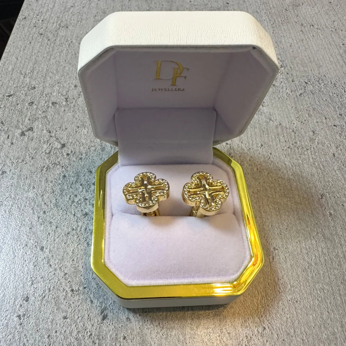 Guldiga Glöver med kristaller Manchesterknappar