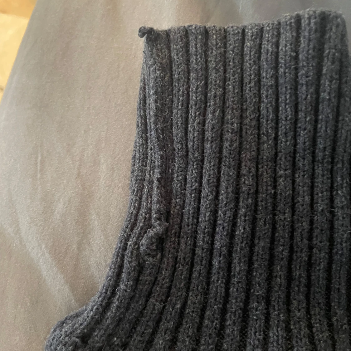 Mörkgrå stickad Morris tröja  med emblem - 2