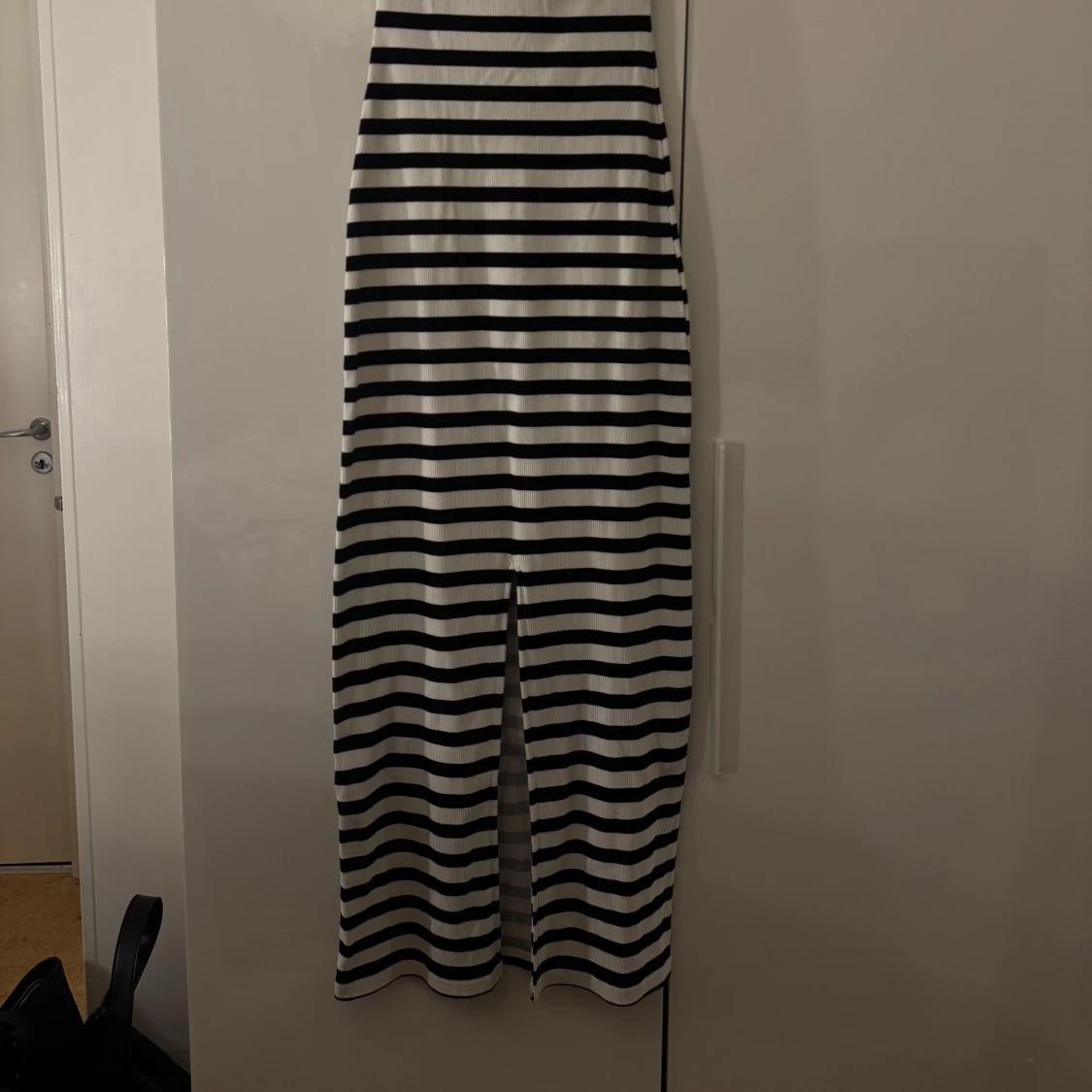 Randig långklänning med slits - 1