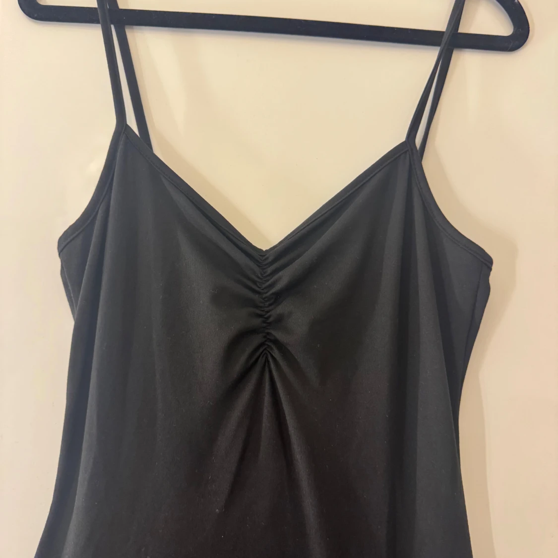 Svart långklänning med slits - 1