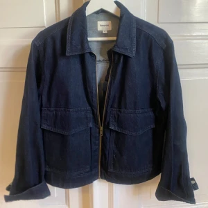 Mörkblå jeans overshirt - Så snygg jeans jacka! Inga defekter och priset kan diskuteras!🥰