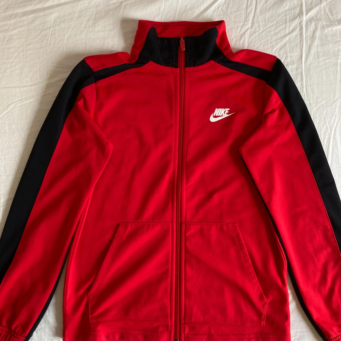 Röd och svart Nike vindjacka