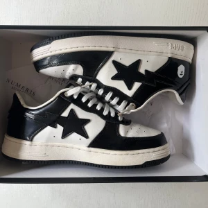 Bapesta skor - Svartvita Bape skor i mycket bra skick, endast små creases. Storlek 41.5. 