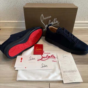 Christian Louboutin Sneakers – Storlek 42 ✨ - Christian Louboutin Sneakers – Storlek 42 ✨ 	•	Exklusiva mörkblå sneakers med den ikoniska röda sulan 	•	Storlek: 42 	•	Kommer med originalbox, dust bag, taggar, kvitto och alla tillbehör 	•	Klassisk, tidlös design – både lyxig och bekväm 	•	I mycket fint skick (se på bilderna) Skriv gärna om du har frågor. Obs (skorna skickas inom 24 timmar av köp)