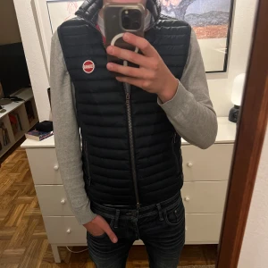Colmar väst  - Säljer min tvär feta colmar väst i storlek S i perfekt skick alldeles perfekt nu till hösten så passa på tveka inte vid minsta fundering🙌😁