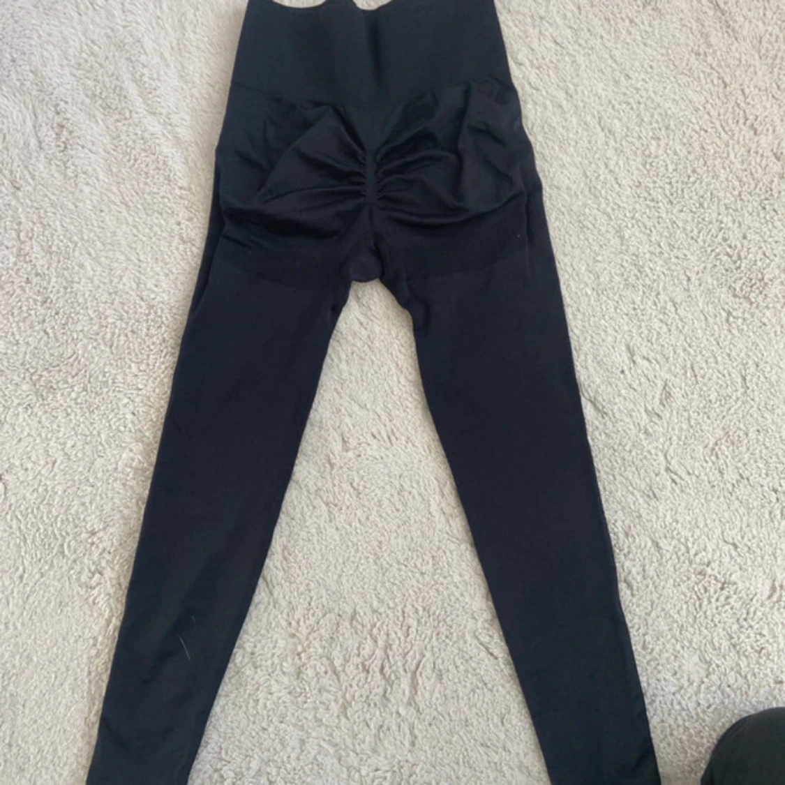 Svarta seamless leggings med scrunch - 1