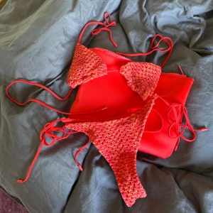 Triangl bikini - Hej säljer denna Triangl bikinin den har använts en gång och blivit tvättad efter det den är i väldigt fint skick dom är väldigt dyra att köpa pga pris och frakt från dom men dom är värda varje krona otroligt bra kvalitet och sitter så fint på säljer den då jag gått ner i vikt och den tyvärr inte passar mig längre 