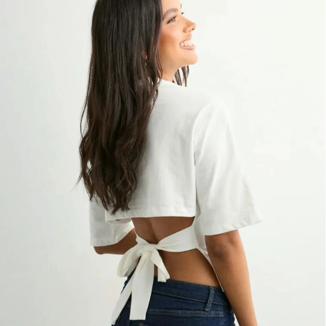 Vit croppad topp med knyt i ryggen
