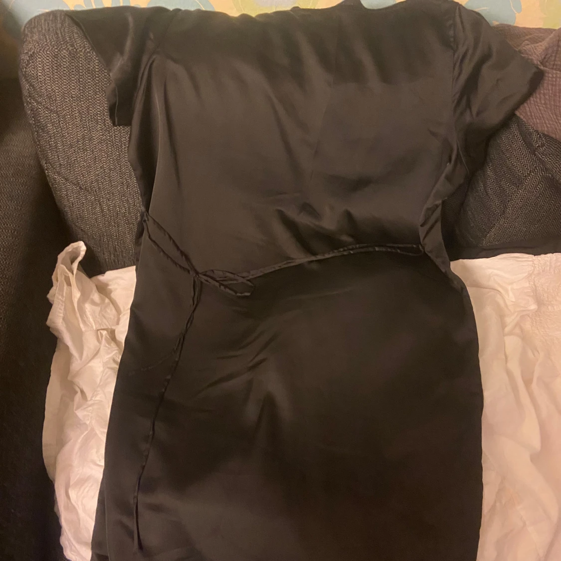 Svart omlottklänning med blommigt mönster - 1