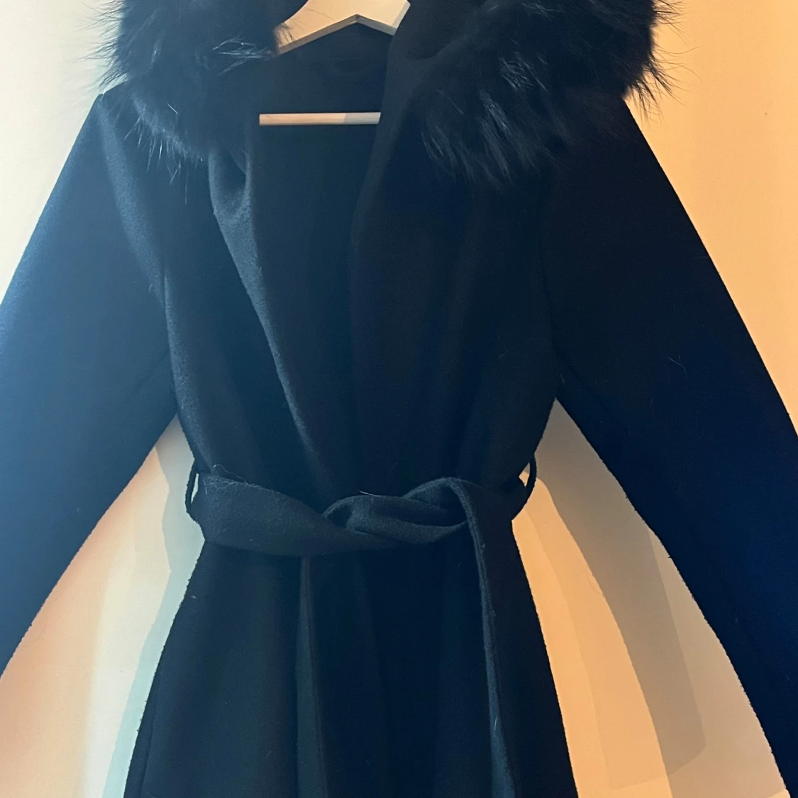 Svart kappa med äkta päls  och bälte - 3