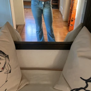 Blå bootcut jeans  - Säljer ett par blå jeans med bootcut-modell.