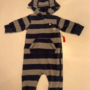 Randig Onepiece  - Randig Onepiece i fint skick. Storlek 50/56