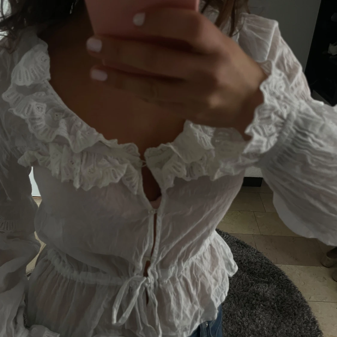 Vit blus med volang och knyt - 3