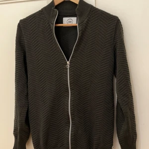 Cardigan - En snygg cardigan som är i väldigt bra skick. Nypris på denna är runt 700kr, mitt pris är 299. Inget syn på användning eller slitage. Hör av vid frågor!