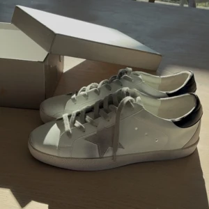 Golden Goose Superstar - Vita Golden Goose Superstar sneakers. Skorna är endast använda 1 gång och är i grymt skick. Pris kan ev diskuteras vid snabb affär.