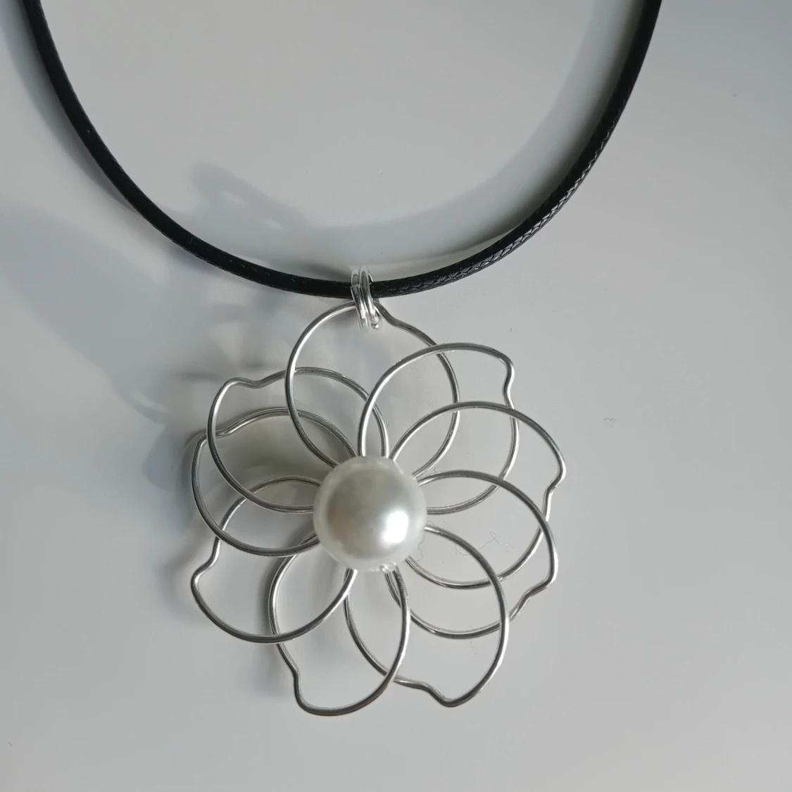 Halsband med blomma och pärla