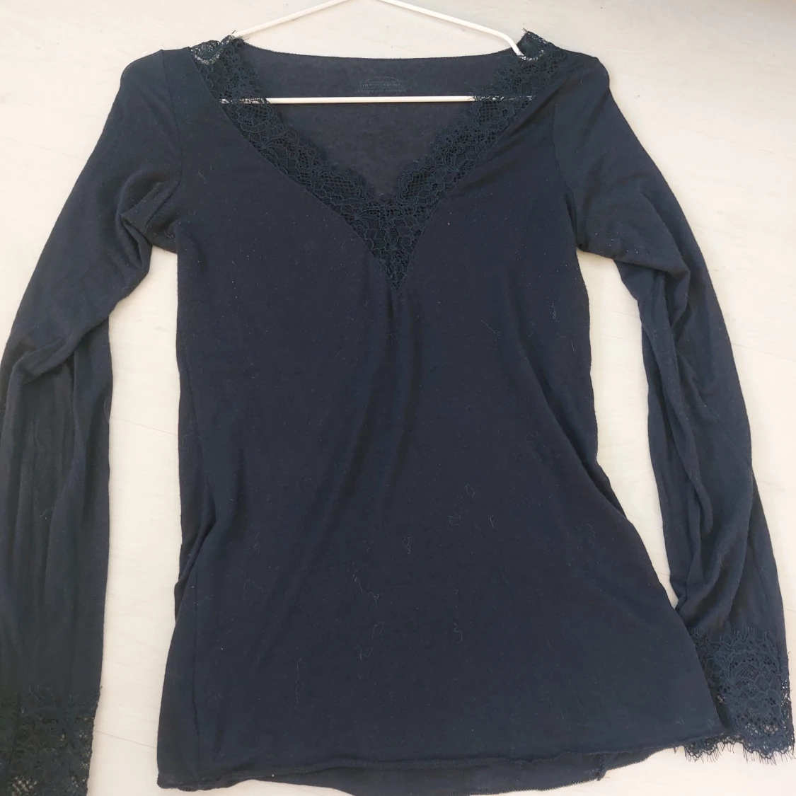 Mörkblå intimisimi tröja