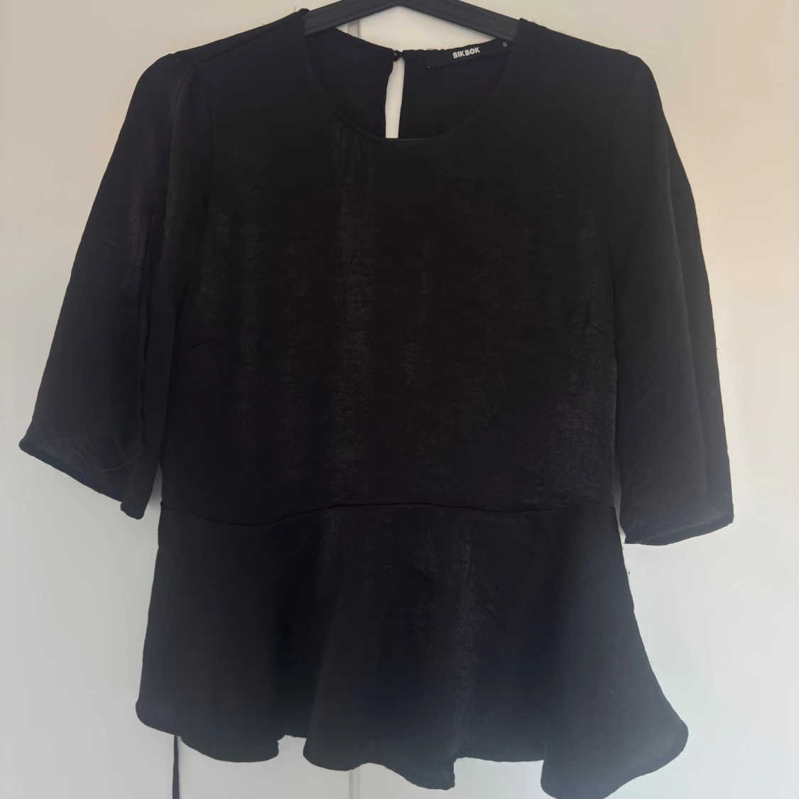 Svart blus med volang från Bik Bok