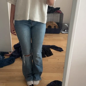 Jeans  - Säljer söta och  ganska högdmisjadd jeans som man kan vika ner i midjan lite oxå med hål i knät 💕Kanppt användna 