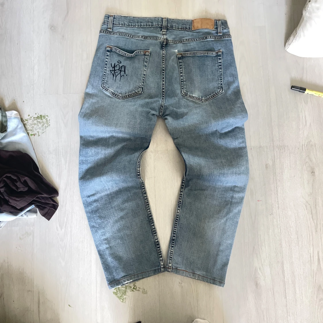 Ljusblå jeans med graffiti - 1