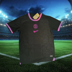 Svart PSG fotbollströja Nike - Snygg svart PSG fotbollströja från Nike med lila detaljer vid hals och ärmslut. Tröjan har korta ärmar och ett diskret blommigt mönster i tyget. PSG-logga och Nike swoosh i lila på bröstet. Perfekt för dig som gillar stilren design och fotboll.