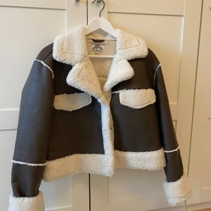 Trendig jacka - Unik och trendig jacka från Rianne Meijers kollektion x NA-KD. Slutsåld och svår att få tag i, säljer endast vid bra pris!!💘🙌🏼