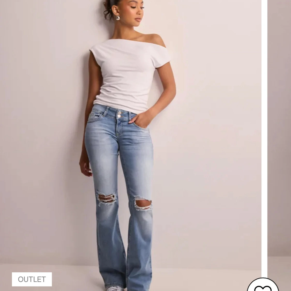 Ljusblå bootcut jeans med slitningar