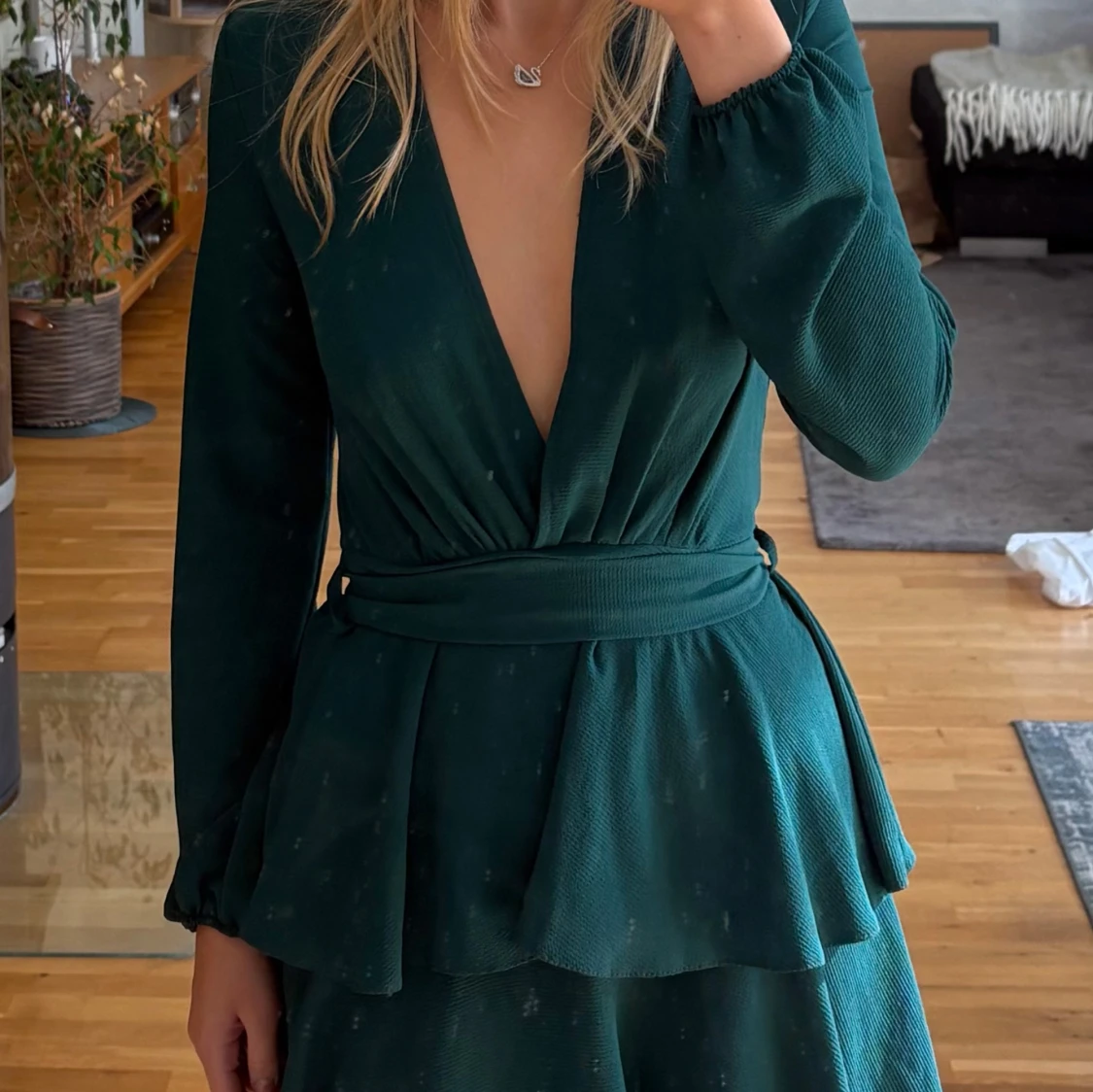 Mörkgrön omlottklänning med volang - 1