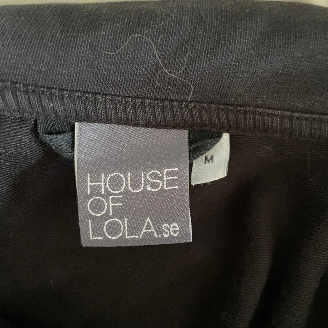 Svart tröja med knyt från House of Lola - 3