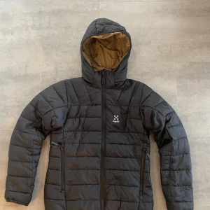 Svart jacka från haglöfs - Svart fin jacka från Haglöfs nästan oanvänd, storlek 164 men passar som S också.