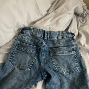 scandi jeans från gina young - Säljer dessa snygga jeans från gina young i storlek 158 TALL, det passar mig så bra och jag är 167! Har använt de några gånger men vill ha ett annat par! nypris 360! ❤️‍🔥🩷