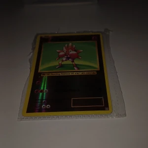 Hitmonchan - Samlarvänligt Pokémonkort med Hitmonchan – perfekt för dig som älskar Pokémon! Kortet har en cool holografisk effekt och är skyddat i plastficka. Ett måste för unga samlare och nostalgiker som vill utöka sin samling.