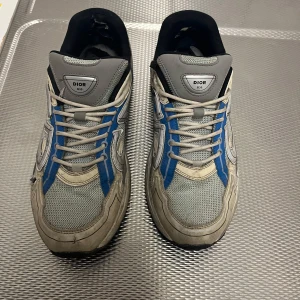 B30  - Storlek 44. Hyfsat skick. Litet hål syns på bild 5. Mest bara väldigt smutsiga. 