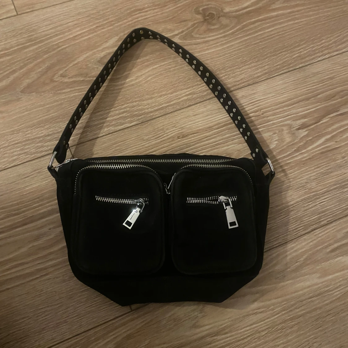 Svart axelväska från Noella med nitar - 1