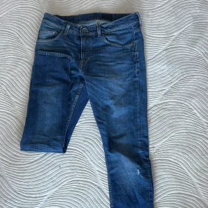 Blå Pistelero jeans 32/32 Made in Italy - Säljer ett par blå jeans från Pistolero, tillverkade i Italien. Klassisk femficksmodell med snygga kontrastsömmar och läderpatch bak i midjan. Jeansen har en rak passform och är gjorda i slitstarkt denimtyg. Perfekta för dig som gillar en tidlös jeanslook.