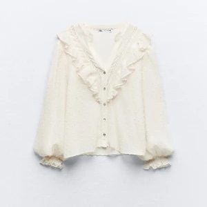 Blus  - Fin blus från zara, ej använd.  Prislappen är kvar. 